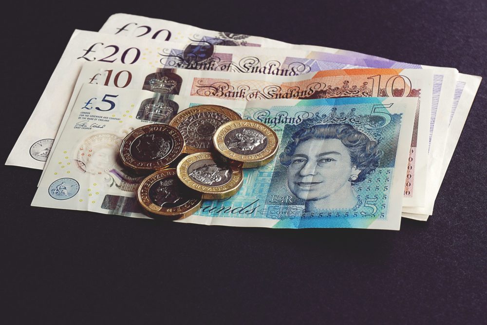 Embora a maioria das notas de papel já tenham sido trocadas, ainda estão em circulação mais de 5 bilhões de libras em papel com notas de 20 libras