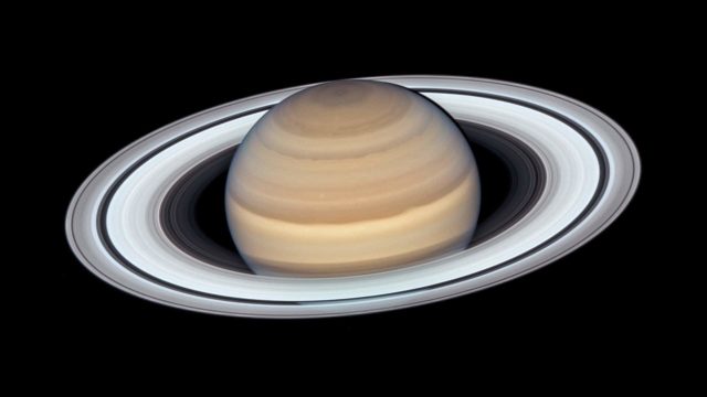 A sonda começou a explorar Saturno, seus anéis e luas em 2004, até queimar na atmosfera do planeta gigante gasoso, quando sua missão acabou em 2017.