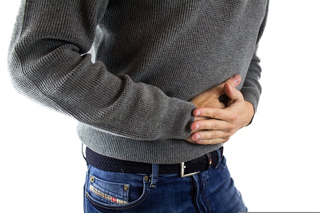 Os sintomas da Síndrome do Intestino Irritável podem variar, mas os mais comuns são a dor, inchaço abdominal, excesso de gases e prisão de ventre