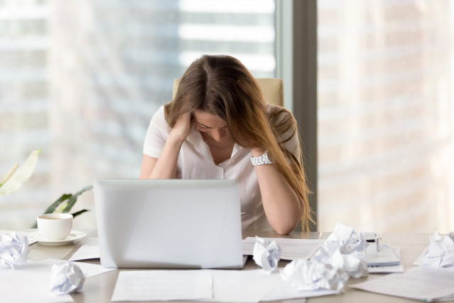 A síndrome de burnout é um distúrbio emocional gerado por um esgotamento físico e mental intenso