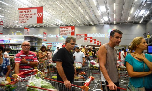 Alimentos consumidos em domicílio ocupam grande espaço no orçamento dos mais pobres e tiveram alta de 0,62% no trimestre