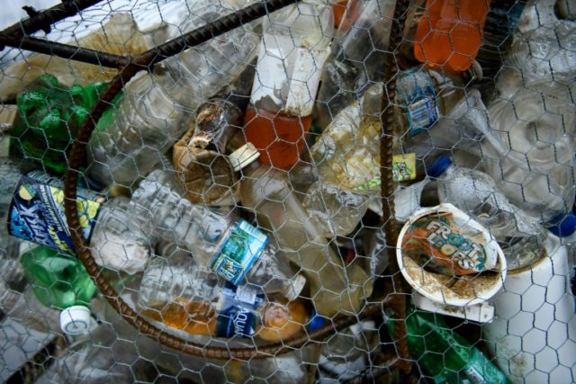 Reciclagem de plástico permanece um "mito", alerta o Greenpeace