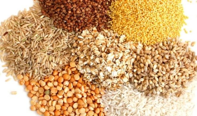 Os grãos refinados são moídos em forma farinha ou farelo para melhorar a vida útil, perdendo nutrientes importantes