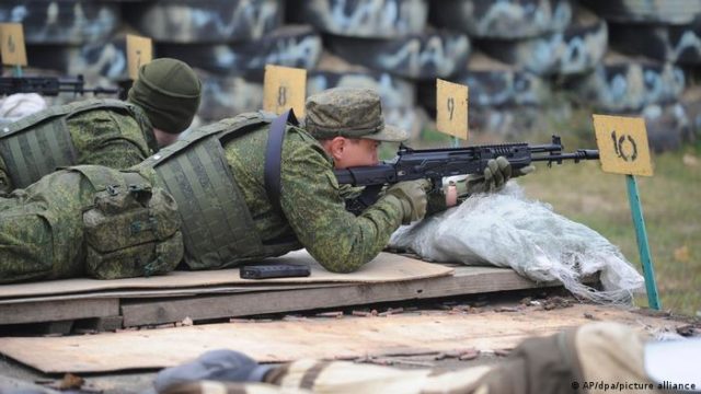 Atentado terrorista mata e fere em campo militar russo
