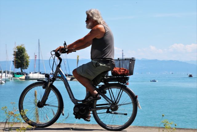 O estudo mostrou que os usuários de e-bike têm mais idade, peso e problemas de saúde