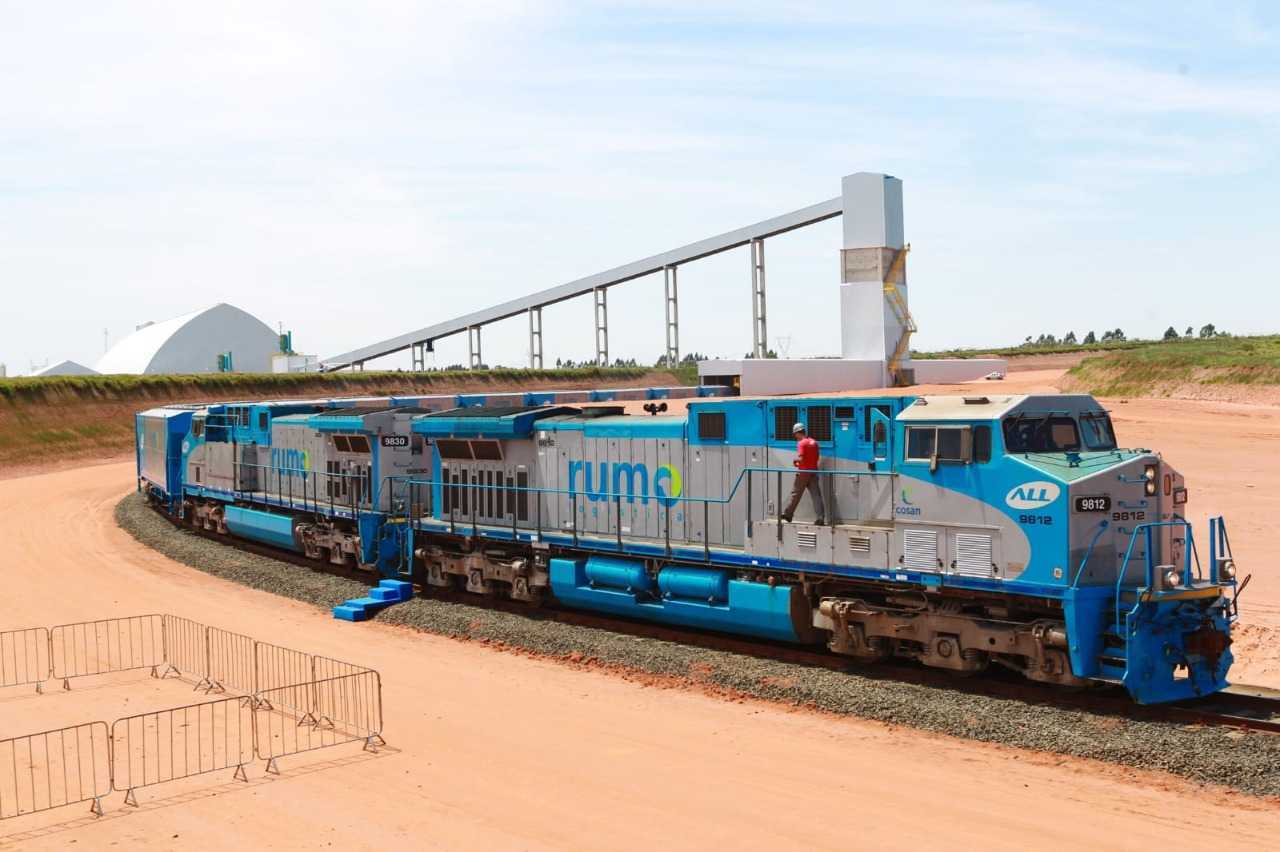 A Rumo opera 1,4 mil locomotivas e 35 mil vagões em 14 mil quilômetros de vias, por nove estados