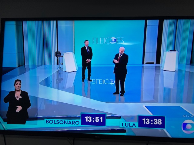 Bolsonaro e Lula no debate desta sexta-feira (28), na TV Globo