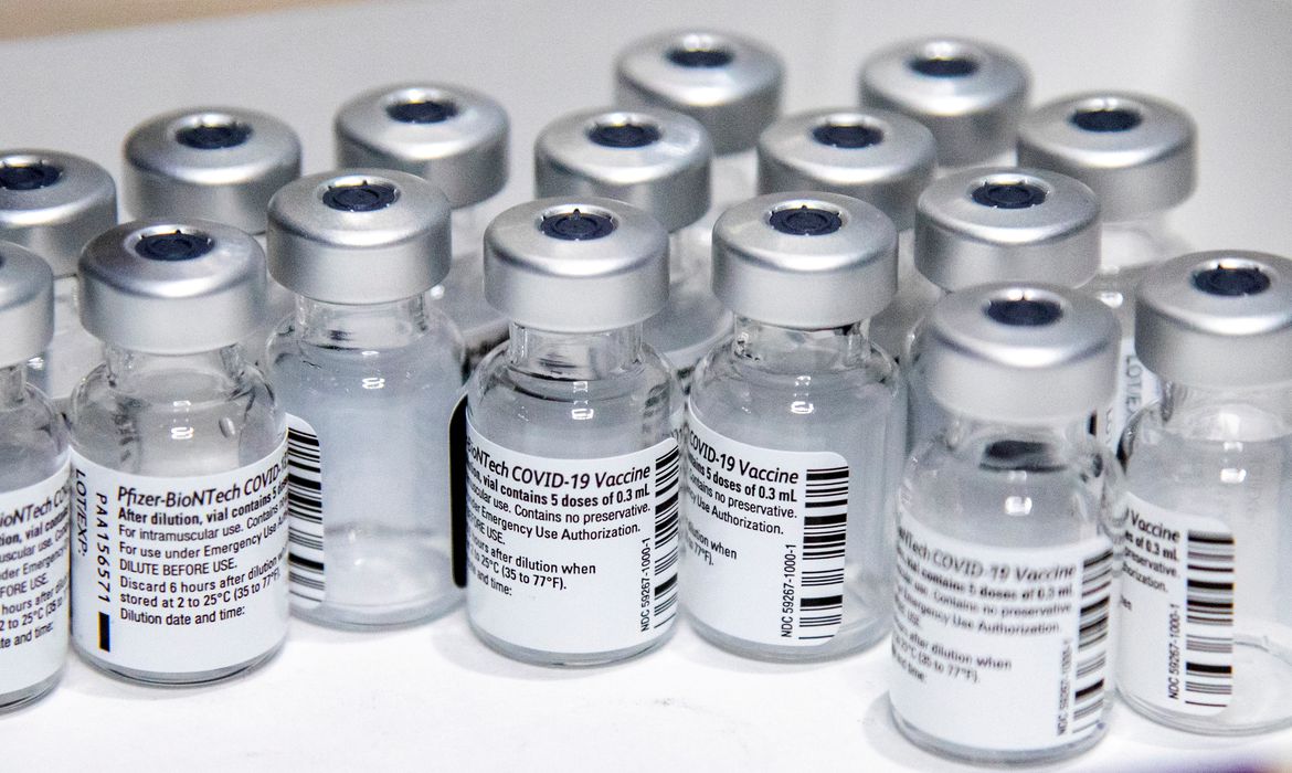 Segundo a empresa, a nova vacina contém uma mistura de cepas do vírus SarsCov-2 e promete maior proteção frente à Ômicron