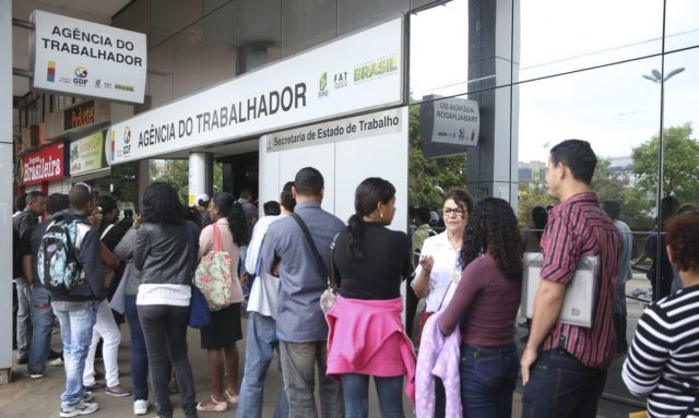 Taxa de desemprego fica em 8,3% no trimestre até outubro, afirma IBGE