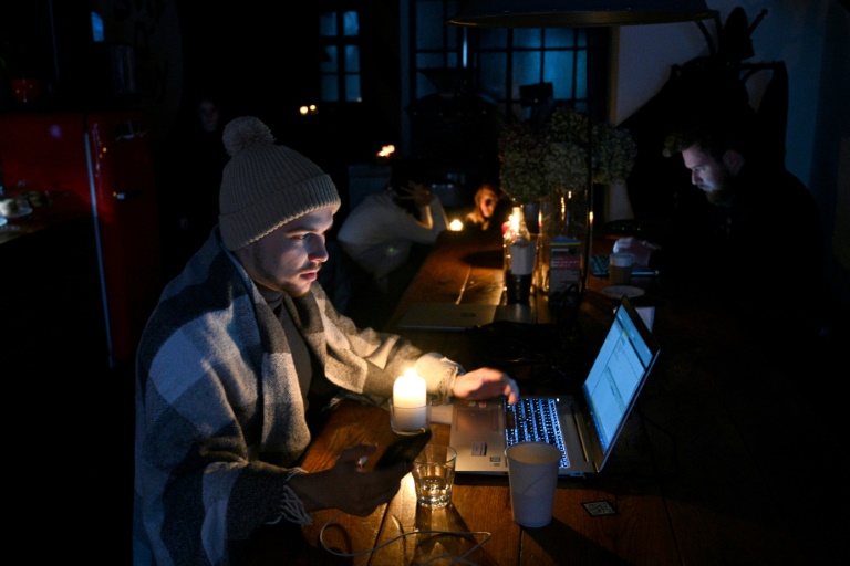Segundo o presidente ucraniano, Volodimir Zelensky, havia ainda nesta sexta-feira pela noite "mais de seis milhões" de lares sem eletricidade