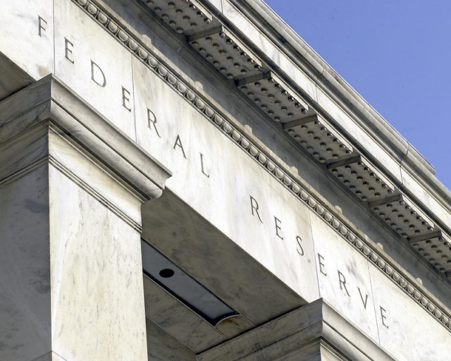 A linguagem reconhece o amplo debate que surgiu em torno do aperto pelo Fed