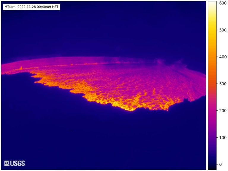 A imagem da webcam divulgada pelo Serviço Geológico dos EUA (USGS) em 28 de novembro de 2022, cortesia do Serviço Nacional de Meteorologia, mostra lava na cratera de Mauna Loa, no Havaí - US Geological Survey/AFP
