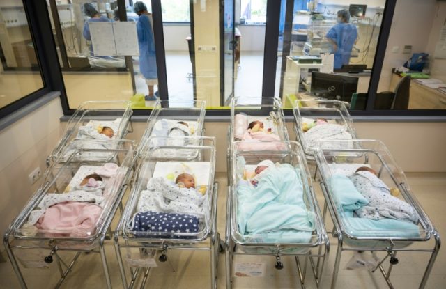 Recém-nascidos em uma maternidade na Bulgária, em 14 de outubro de 2022