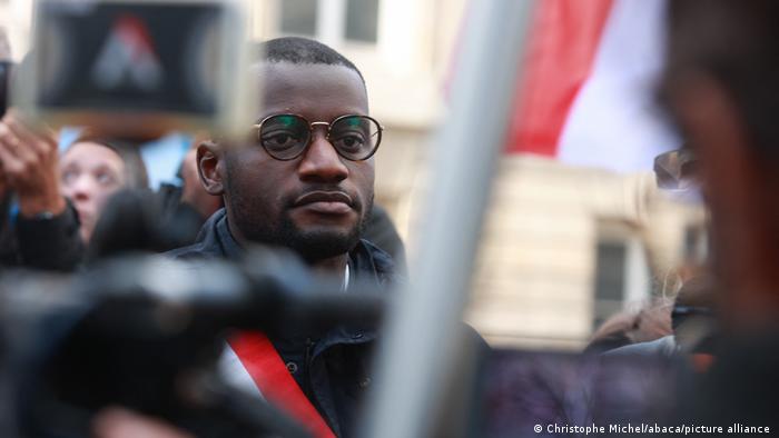 A Assembleia Nacional da França puniu um parlamentar do partido de extrema direita Reagrupamento Nacional por ofensas racistas proferidas