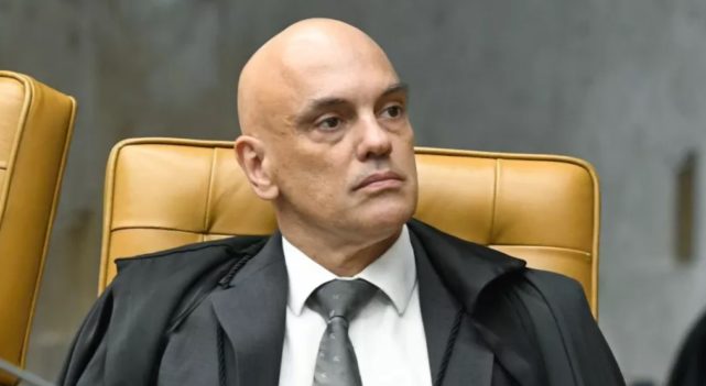 Além de negar a representação apresentada pelo partido do presidente Bolsonaro , o ministro determinou também o pagamento de uma multa de R$ 22,9 milhões