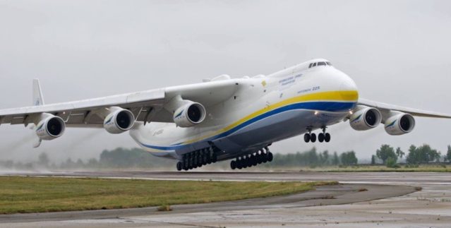 Apelidado de "Mriya" - ucraniano para "sonho" - o enorme avião foi construído na década de 1980 para transportar o ônibus espacial soviético.