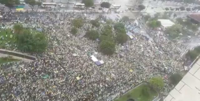 Bolsonaristas fazem atos antidemocráticos diante de sedes militares no Rio e SP