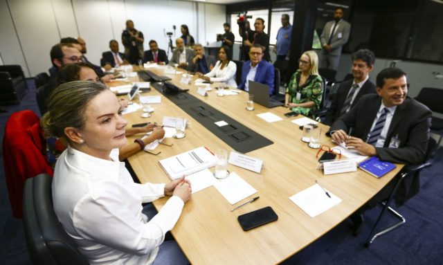 A equipe de Lula foi forçada a adiar a apresentação da proposta após um impasse com a cúpula do Senado