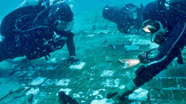 Exploradores estavam em busca de artefatos da 2ª Guerra perdidos no mar, mas encontraram um pedaço de 6 metros do ônibus espacial destruído em 1986.