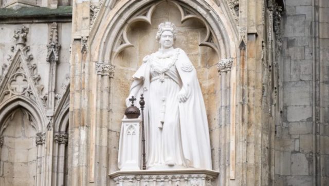 A nova escultura na cidade inglesa de York foi revelada na quarta-feira em frente à York Minster, a maior catedral gótica da Grã-Bretanha
