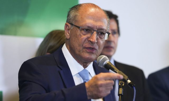Alckmin prometeu que o governo do presidente eleito Luiz Inácio Lula da Silva (PT) não irá gastar mais do que arrecadar