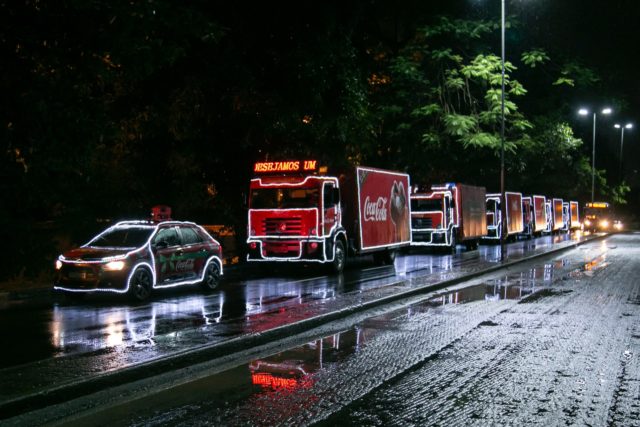 As icônicas Caravanas de Natal, com os famosos caminhões enfeitados da companhia, já estão circulando por dezenas de cidades brasileiras