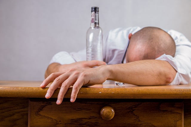 Para pessoas com idades entre 20 e 64 anos, as mortes relacionadas ao consumo de álcool representaram 1 em cada 8.