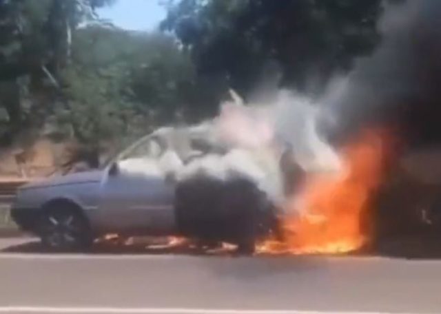 Manifestantes bolsonaristas incendeiam carro ao parar rodovia em MS