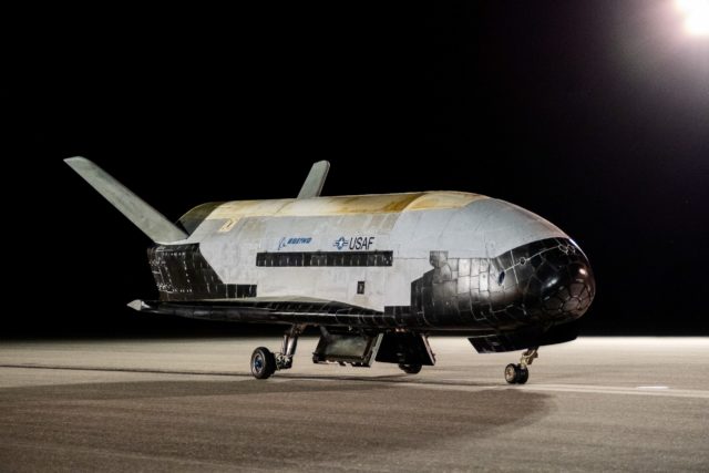 O avião espacial serve como um banco de testes orbital para novas tecnologias espaciais e passou mais de 900 dias no espaço.