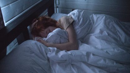 Especialistas explicam que a melhor coisa é regular o sono durante os dias de semana