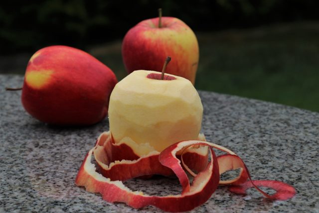 A maçã com casca contém 15% mais vitamina C, 267% mais vitamina K, 20% mais cálcio, 19% mais potássio e 85% mais fibra do que sua versão descascada