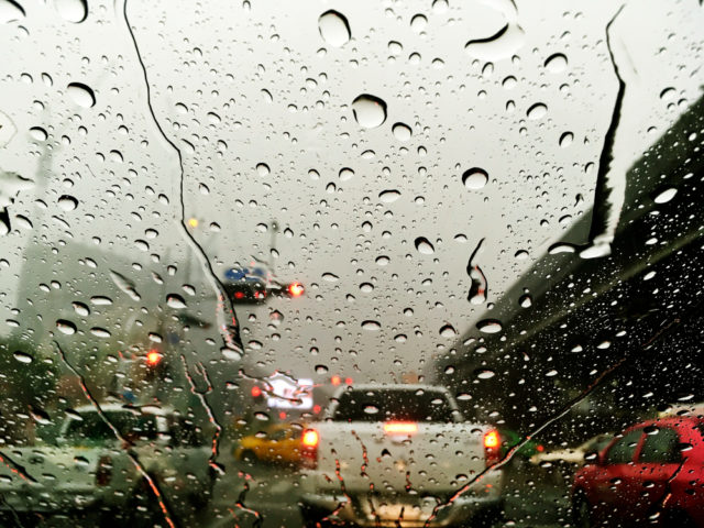 8 dicas para manter seu carro na pista durante períodos de chuva