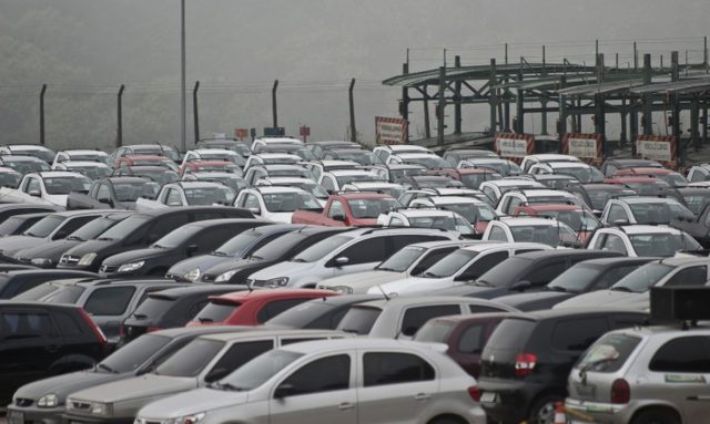 Vendas de veículos têm queda de 6,7% em outubro ante setembro, afirma Fenabrave