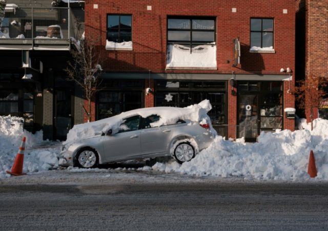 (28 dez) Carro arrastado pela tempestade de inverno em Buffalo - AFP