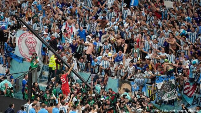 Temida e admirada, torcida argentina deve ser destaque na final da Copa