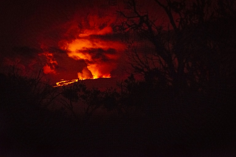 Jatos de lava de até 60 metros de altura brotam do Mauna Loa no Havaí - AFP