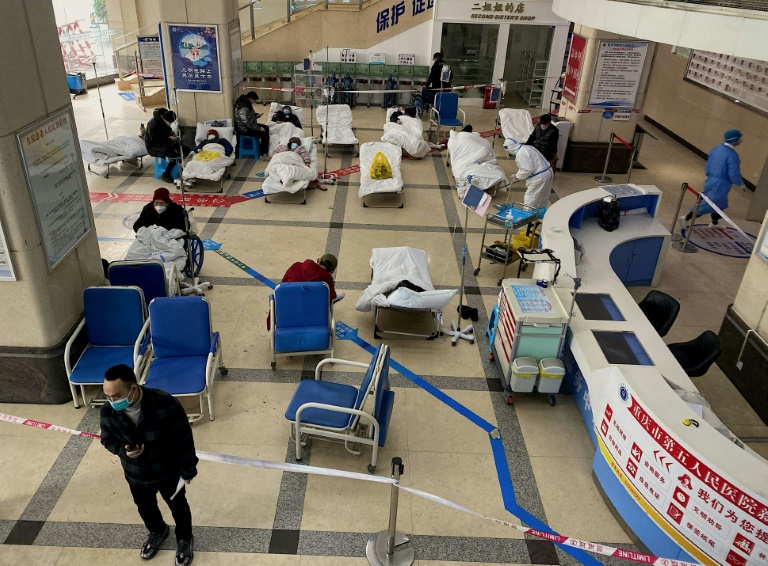 Área isolada para atendimento de pacientes de covid em hospital em Chongqing