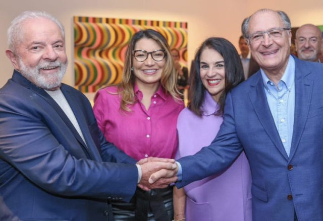 Às 16h30, o presidente e o vice Geraldo Alckmin acompanhados das esposas Janja Lula da Silva e Lu Alckmin sobem a rampa do Palácio do Planalto