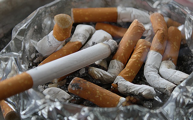 Os resultados obtidos foram ajustados para identificar quais mortes e problemas de saúde foram ligados ao cigarro, dentro de 85 causas de morte