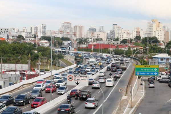 Com alerta de chuva, a maioria dos veículos deve se deslocar a partir da região metropolitana de São Paulo.