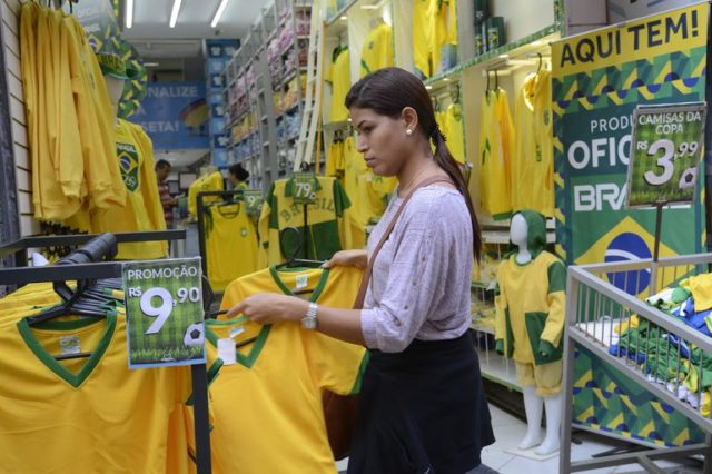 os consumidores pretendem gastar, em média, R$ 211,21 entre os principais produtos associados ao Campeonato de Futebol
