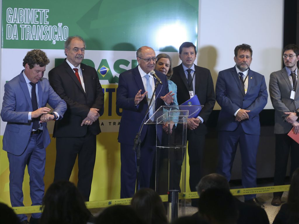 O vice-presidente eleito e coordenador-geral da equipe de transição, Geraldo Alckmin, fala à imprensa na sede da Gabinete de Transição de Governo, no CCBB, em Brasília.