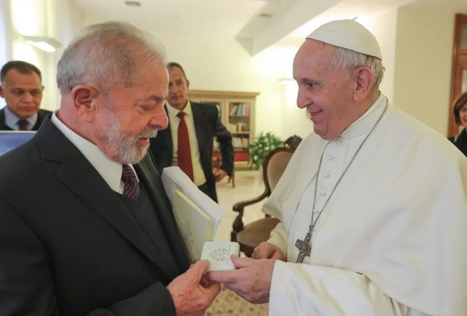 O sumo pontífice declarou que a disseminação de fake news pode "destruir a vida de uma pessoa" e que o julgamento do Lula "parece não ter sido adequado"