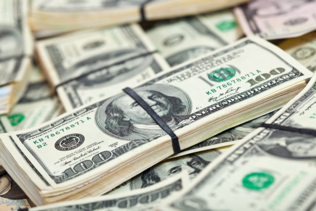 O dólar à vista terminou a sessão desta sexta-feira cotado em R$ 5,2456