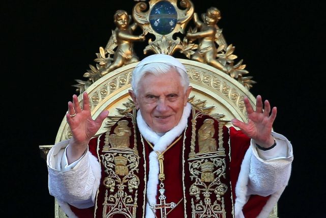 Ratzinger alcançou os holofotes mundiais ao ser eleito o 265º Papa, aos 78 anos e três dias, no conclave de 2005, substituindo João Paulo II