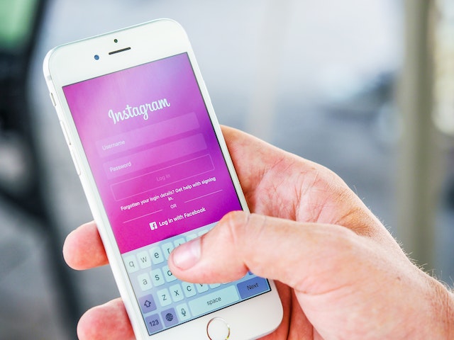 O Instagram anunciou nesta quinta-feira, 15, o lançamento de uma plataforma que permite que usuários recuperem mais rapidamente o acesso a contas hackeadas.