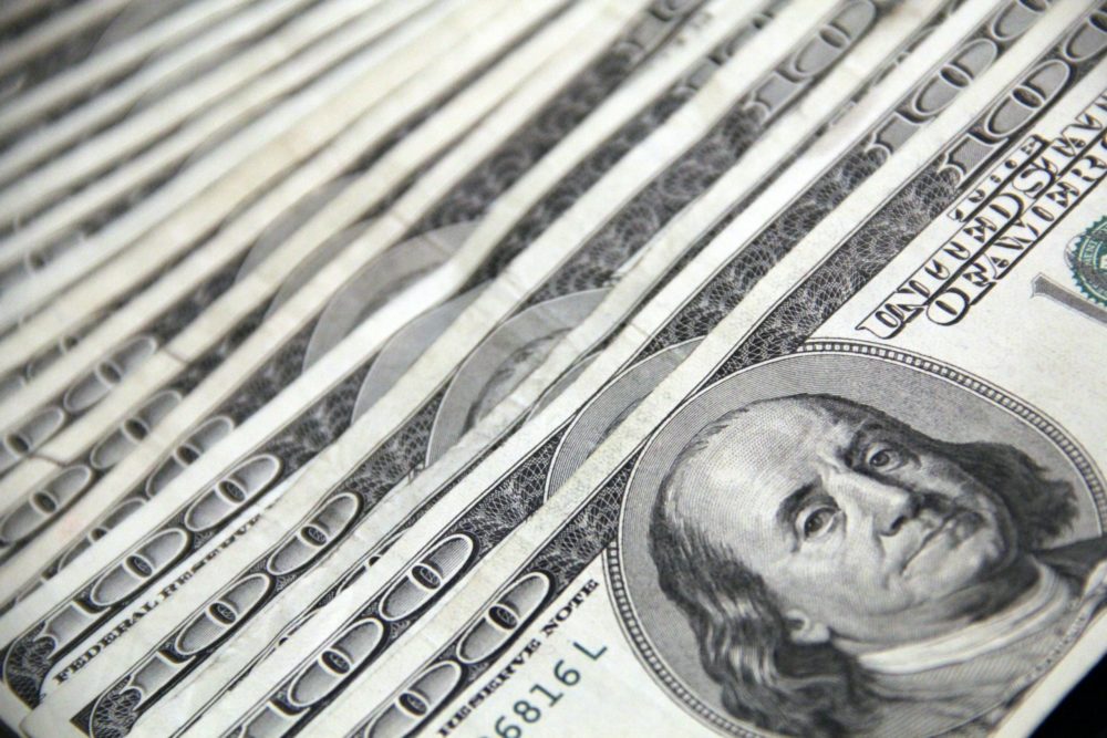 Pela manhã, o dólar chegou a ensaiar uma queda mais firme e desceu até a mínima de R$ 5,2215