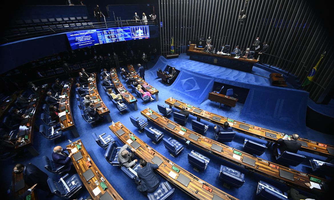 No plenário do Senado, a PEC precisa de pelo menos 49 votos favoráveis, em dois turnos – se houver acordo, as duas votações podem acontecer no mesmo dia.