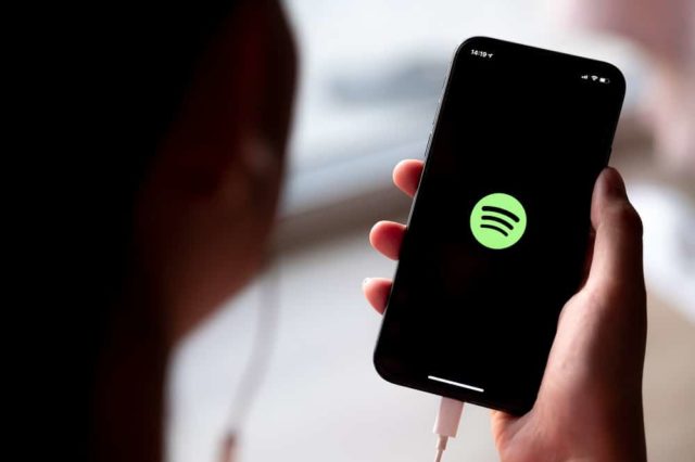 Spotify sai do ar para centenas de usuários no Brasil - ISTOÉ DINHEIRO