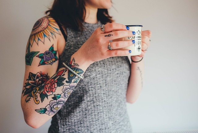 Cresce atuação feminina no mercado de tatuagem